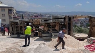Kahramanmaraş’ta tır devrildi sürücüsü yaralandı