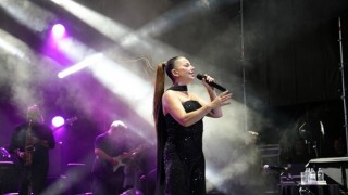 Fuarın Zirve Gecesi; Merve Özbey Sahneye Damga Vurdu