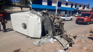 Hafif ticari araç ile kamyon çarpıştı: 1 ağır yaralı 