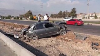Otomobil refüje çarptı: 1 yaralı 