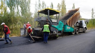 Büyükşehir’den Çağlayancerit Kırsalında Asfalt Atağı