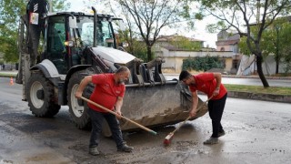 Büyükşehir’den Yağış Sonrası Hızlı Müdahale; Ekipler Sahada, Şehir Temizleniyor