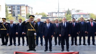 Cumhuriyet Bayramı Kutlamaları, Atatürk Anıtı’na Çelenk Sunumu ile Başladı