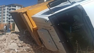 Hafriyat yüklü kamyon devrildi: 1 yaralı