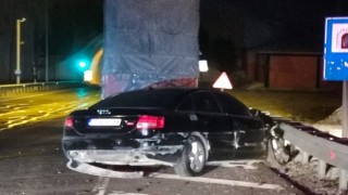 Kahramanmaraş’ta otomobil bariyerlere çarptı: 2 yaralı