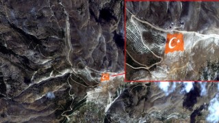 Milli Savunma Bakanlığı, Onikişubat Belediyesi’nin dünyanın en büyük Türk Bayrağı’nı uzaydan görüntüledi