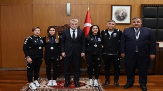 Başkan Görgel, Avrupa’ya Damga Vuran Büyükşehir’in Kadın Goalball Takımını Ağırladı