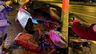 Kahramanmaraş’ta otomobil aydınlatma direğine ok gibi saplandı 