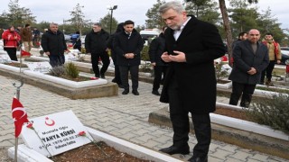 Deprem Şehitleri Kabri Başında Dualarla Yad Edildi