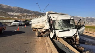 Kamyonet bariyere ok gibi saplandı