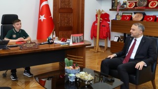 Başkan Hanifi Toptaş, 23 Nisan’da koltuğunu minik Halil Sami’ye devretti