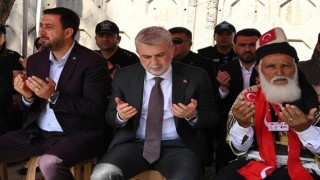 Aziz Şehitler ve Hayatını Kaybeden Öğrenciler Kabri Başında Dualarla Anıldı