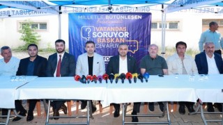 Başkan Toptaş önce aşure dağıttı, sonra vatandaşların sorularını yanıtladı