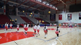 Büyükşehir’den Kadın Voleyboluna Güçlü Altyapı Desteği