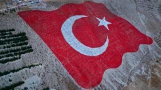 Dünyanın en büyük Türk bayrağında anlamlı 30 Ağustos Bayrağa Saygı Yürüyüşü