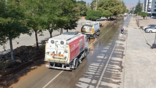 Büyükşehir Ekipleri Afşinbey Caddesi’nde Temizlik Mesaisinde